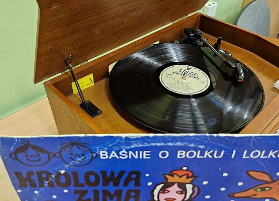 Grafika 15: Nasze pierwszaki zwiedzały wystawę o Bolku i Lolku w bibliotece szkolnej