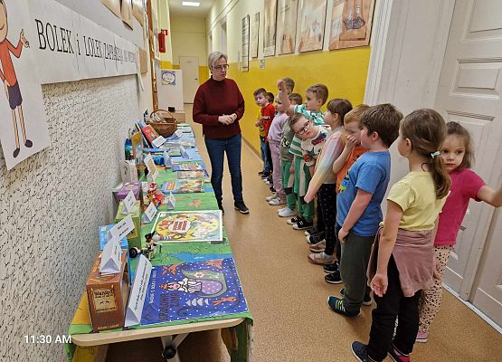 Grafika 16: Nasze pierwszaki zwiedzały wystawę o Bolku i Lolku w bibliotece szkolnej