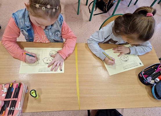 Grafika 17: Nasze pierwszaki zwiedzały wystawę o Bolku i Lolku w bibliotece szkolnej