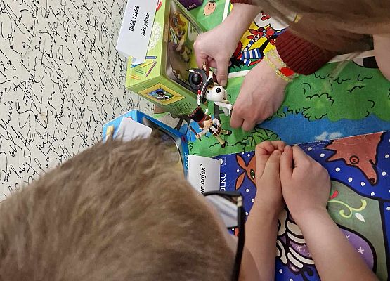 Grafika 18: Nasze pierwszaki zwiedzały wystawę o Bolku i Lolku w bibliotece szkolnej