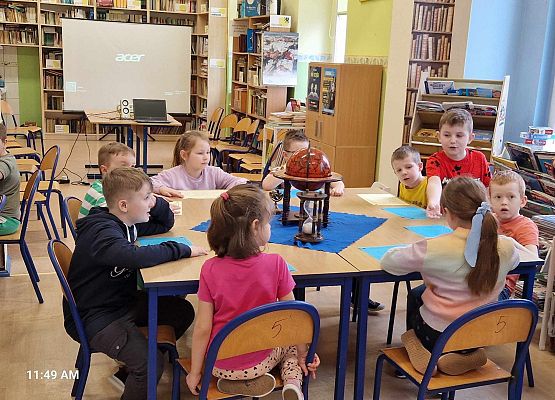 Grafika 19: Nasze pierwszaki zwiedzały wystawę o Bolku i Lolku w bibliotece szkolnej