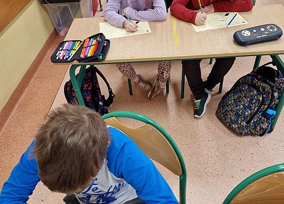 Grafika 20: Nasze pierwszaki zwiedzały wystawę o Bolku i Lolku w bibliotece szkolnej