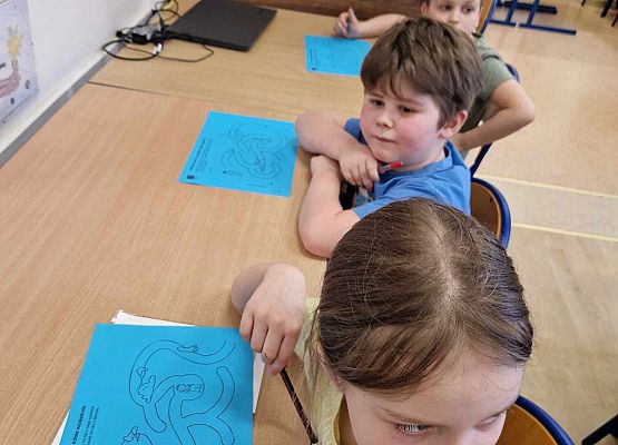 Grafika 21: Nasze pierwszaki zwiedzały wystawę o Bolku i Lolku w bibliotece szkolnej