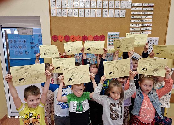 Grafika 22: Nasze pierwszaki zwiedzały wystawę o Bolku i Lolku w bibliotece szkolnej