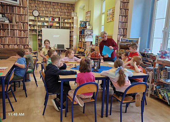 Grafika 23: Nasze pierwszaki zwiedzały wystawę o Bolku i Lolku w bibliotece szkolnej