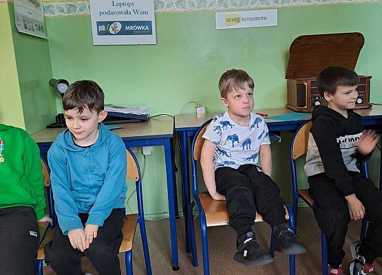 Grafika 2: Nasze pierwszaki zwiedzały wystawę o Bolku i Lolku w bibliotece szkolnej