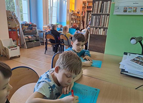 Grafika 3: Nasze pierwszaki zwiedzały wystawę o Bolku i Lolku w bibliotece szkolnej