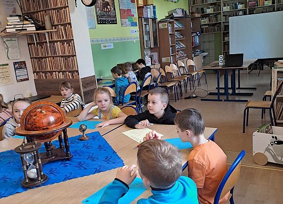 Grafika 4: Nasze pierwszaki zwiedzały wystawę o Bolku i Lolku w bibliotece szkolnej