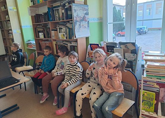 Grafika 5: Nasze pierwszaki zwiedzały wystawę o Bolku i Lolku w bibliotece szkolnej