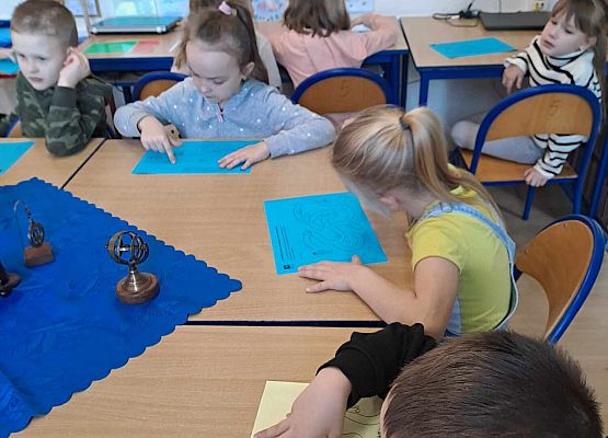 Grafika 6: Nasze pierwszaki zwiedzały wystawę o Bolku i Lolku w bibliotece szkolnej