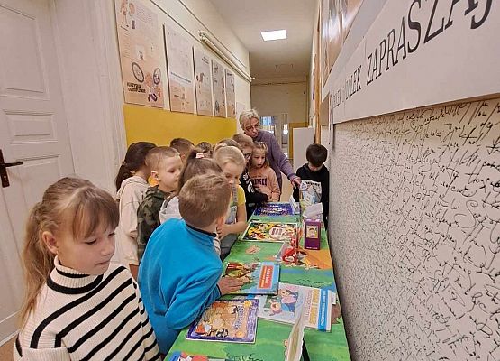 Grafika 8: Nasze pierwszaki zwiedzały wystawę o Bolku i Lolku w bibliotece szkolnej