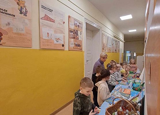 Grafika 9: Nasze pierwszaki zwiedzały wystawę o Bolku i Lolku w bibliotece szkolnej