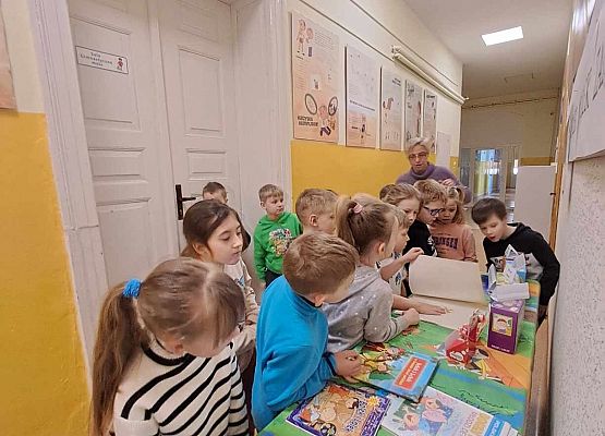 Grafika 10: Nasze pierwszaki zwiedzały wystawę o Bolku i Lolku w bibliotece szkolnej