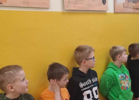 Grafika 11: Nasze pierwszaki zwiedzały wystawę o Bolku i Lolku w bibliotece szkolnej