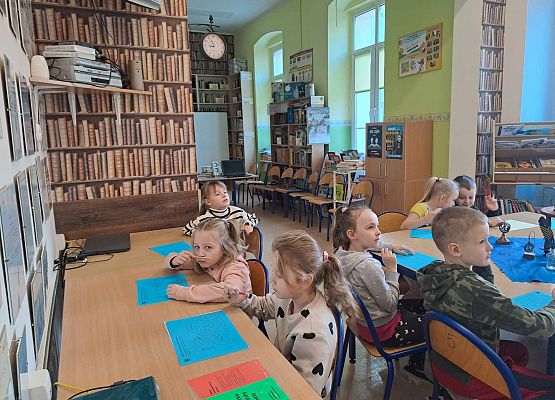 Grafika 12: Nasze pierwszaki zwiedzały wystawę o Bolku i Lolku w bibliotece szkolnej