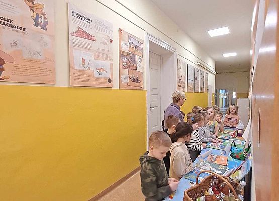 Grafika 13: Nasze pierwszaki zwiedzały wystawę o Bolku i Lolku w bibliotece szkolnej