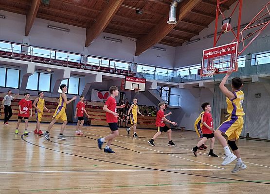 Grafika 2: Dwa trzecie miejsca w finale powiatowym piłki koszykowej naszych dziewcząt i chłopców