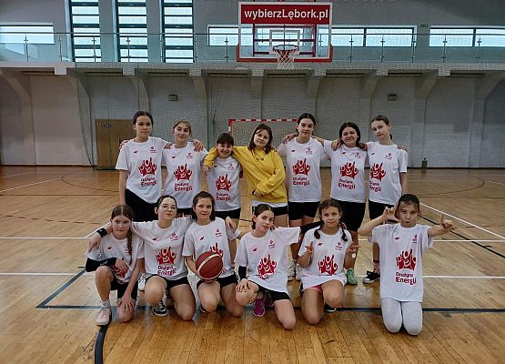 Grafika 3: Dwa trzecie miejsca w finale powiatowym piłki koszykowej naszych dziewcząt i chłopców