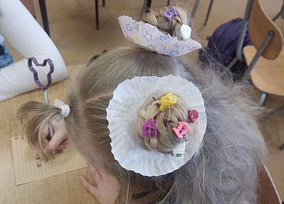 Grafika 4: 20 marca - fotorelacja z Dnia Szalonej Fryzury