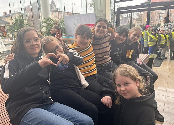 Grafika 1: Klasy czwarte i piąte bawiły na koncercie CeZika w Filharmonii Kaszubskiej w Wejherowie