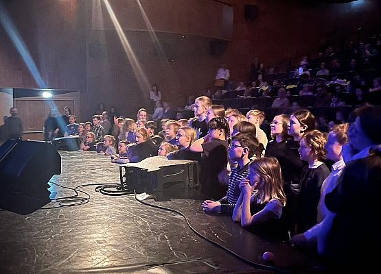 Grafika 10: Klasy czwarte i piąte bawiły na koncercie CeZika w Filharmonii Kaszubskiej w Wejherowie