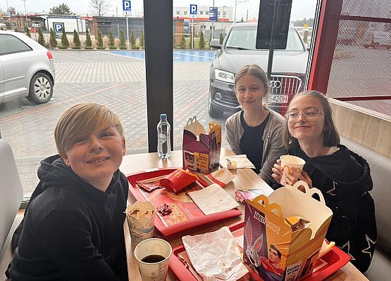 Grafika 11: Klasy czwarte i piąte bawiły na koncercie CeZika w Filharmonii Kaszubskiej w Wejherowie