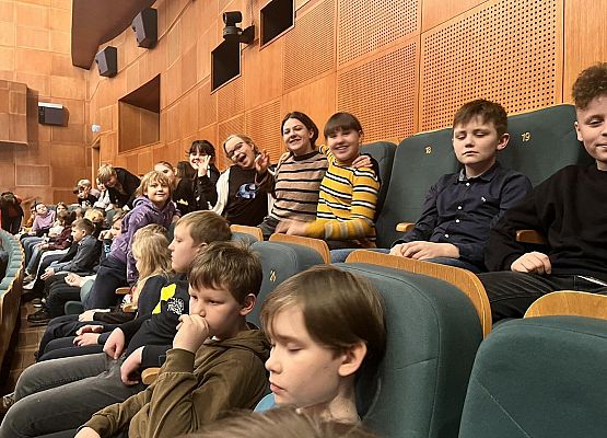 Grafika 14: Klasy czwarte i piąte bawiły na koncercie CeZika w Filharmonii Kaszubskiej w Wejherowie