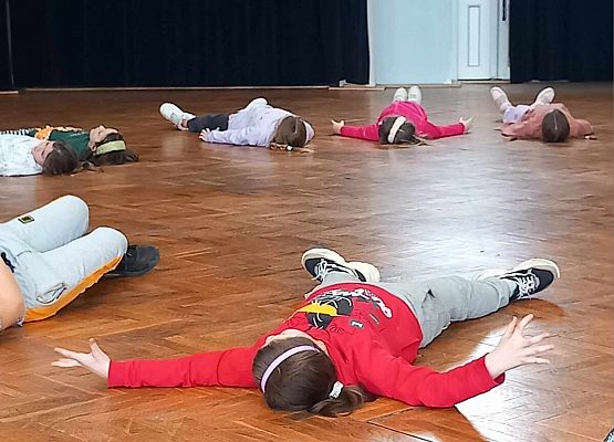 Grafika 2: Warsztaty artystyczne w GOKiS-ie dla recytatorów ze szkoły w Wicku