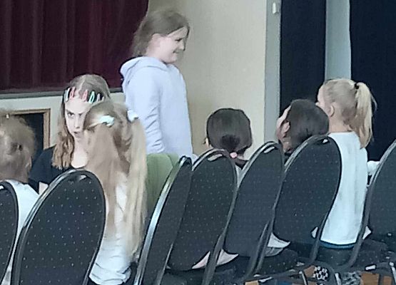 Grafika 6: Warsztaty artystyczne w GOKiS-ie dla recytatorów ze szkoły w Wicku