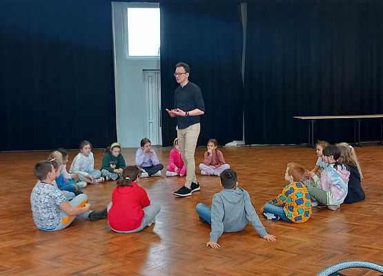 Grafika 7: Warsztaty artystyczne w GOKiS-ie dla recytatorów ze szkoły w Wicku