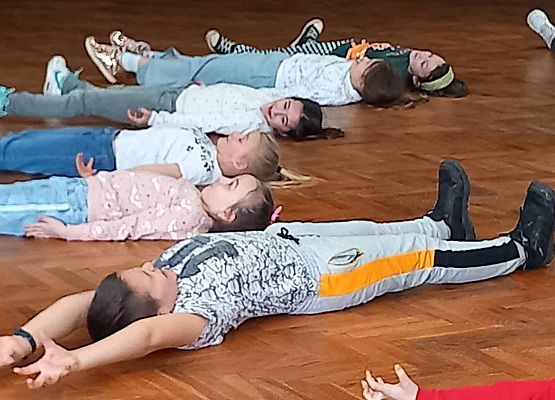 Grafika 8: Warsztaty artystyczne w GOKiS-ie dla recytatorów ze szkoły w Wicku