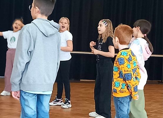 Grafika 9: Warsztaty artystyczne w GOKiS-ie dla recytatorów ze szkoły w Wicku