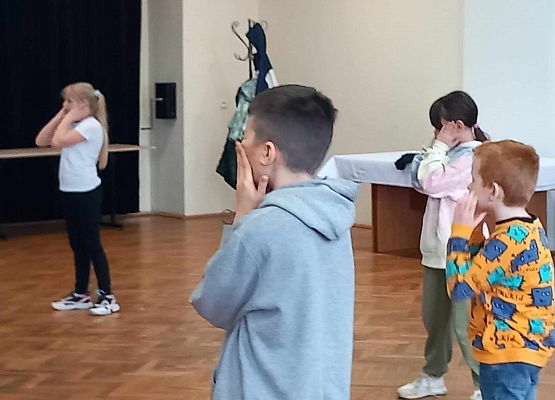 Grafika 10: Warsztaty artystyczne w GOKiS-ie dla recytatorów ze szkoły w Wicku