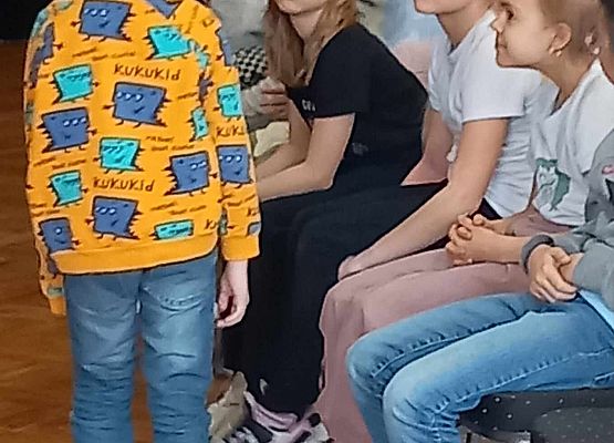 Grafika 12: Warsztaty artystyczne w GOKiS-ie dla recytatorów ze szkoły w Wicku