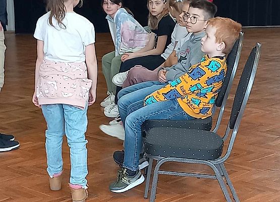 Grafika 15: Warsztaty artystyczne w GOKiS-ie dla recytatorów ze szkoły w Wicku