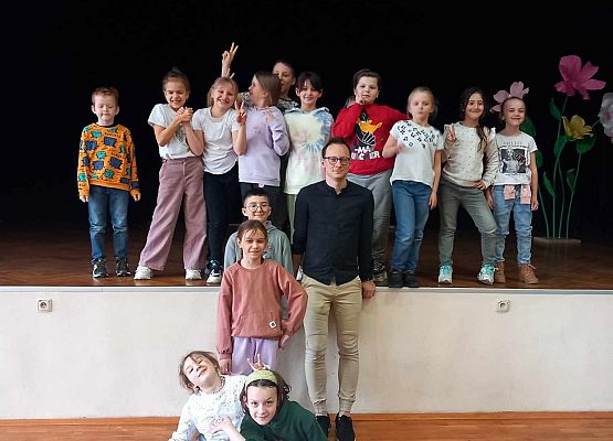 Grafika 16: Warsztaty artystyczne w GOKiS-ie dla recytatorów ze szkoły w Wicku