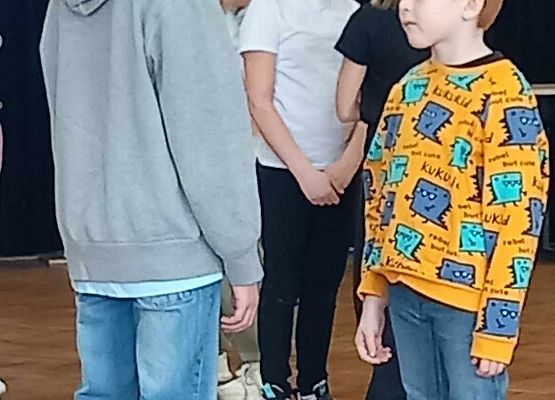 Grafika 20: Warsztaty artystyczne w GOKiS-ie dla recytatorów ze szkoły w Wicku