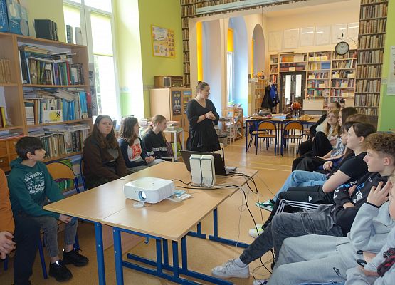 Grafika 2: Siódmoklasiści wzięli udział w wykładzie o zwyczajach wiosennych i wielkanocnych