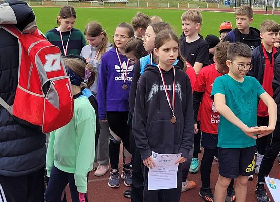 Grafika 8: 3x brąz dla naszych uczniów w powiatowych drużynowych biegach przełajowych