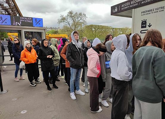 Grafika 7: Siódmoklasiści w Paryżu