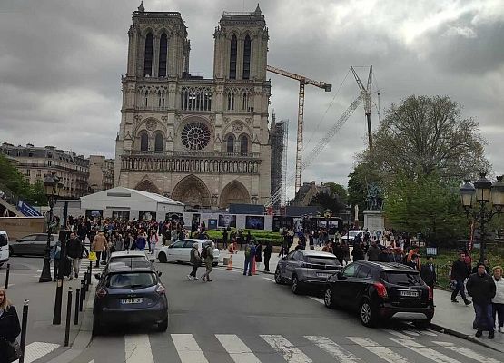 Grafika 11: Siódmoklasiści w Paryżu