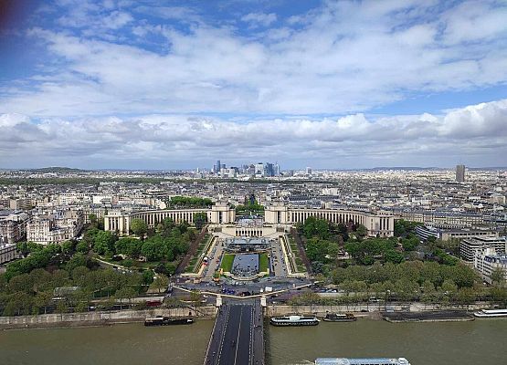 Grafika 12: Siódmoklasiści w Paryżu