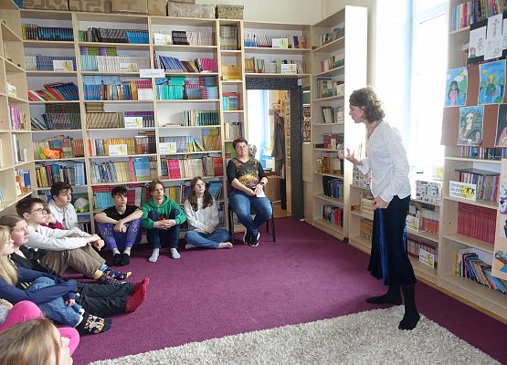 Grafika 1: "Miłoszowanie" dla naszych ósmoklasistów w Bibliotece Szkolnej w Wicku w wykonaniu aktorki Jolanty Juszkiewicz