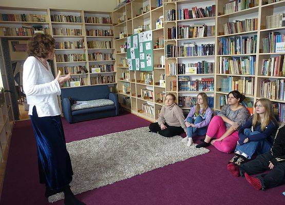 Grafika 3: "Miłoszowanie" dla naszych ósmoklasistów w Bibliotece Szkolnej w Wicku w wykonaniu aktorki Jolanty Juszkiewicz