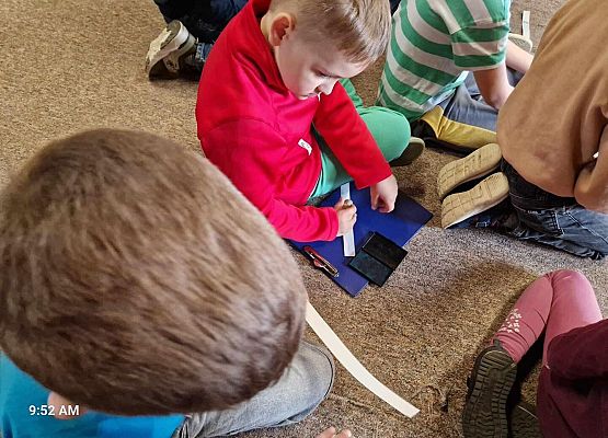 Grafika 2: Nasi uczniowie wzięli udział w przyrodniczych warsztatach edukacyjnych w Bibliotece Gminnej w Wicku