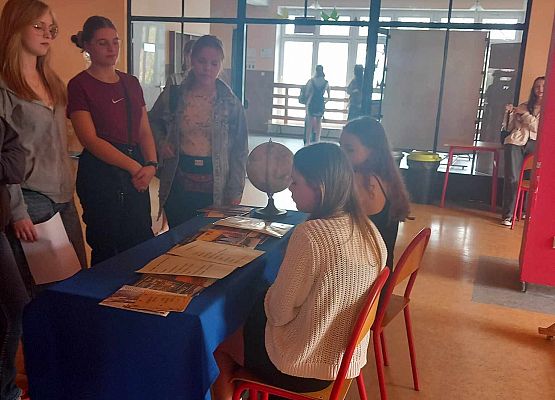 Grafika 2: Ósmoklasiści SP Wicko uczestniczyli w Dniach Otwartych szkół ponadpodstawowych w Lęborku