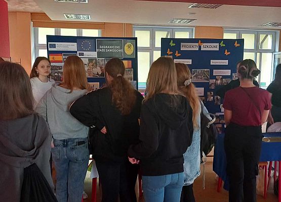 Grafika 4: Ósmoklasiści SP Wicko uczestniczyli w Dniach Otwartych szkół ponadpodstawowych w Lęborku