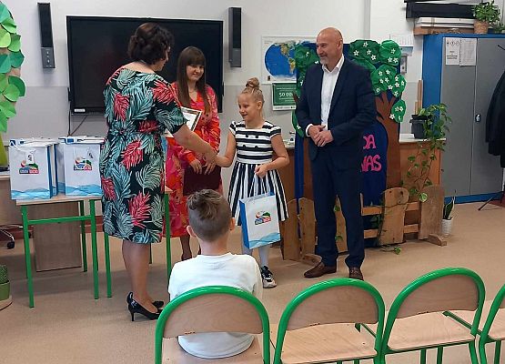 Grafika 4: Wręczenie nagród w konkursie plastycznym