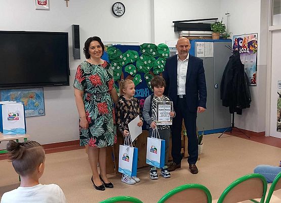 Grafika 8: Wręczenie nagród w konkursie plastycznym