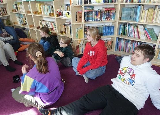 Grafika 4: Popołudnie literackie DKK w Bibliotece Szkolnej w Wicku